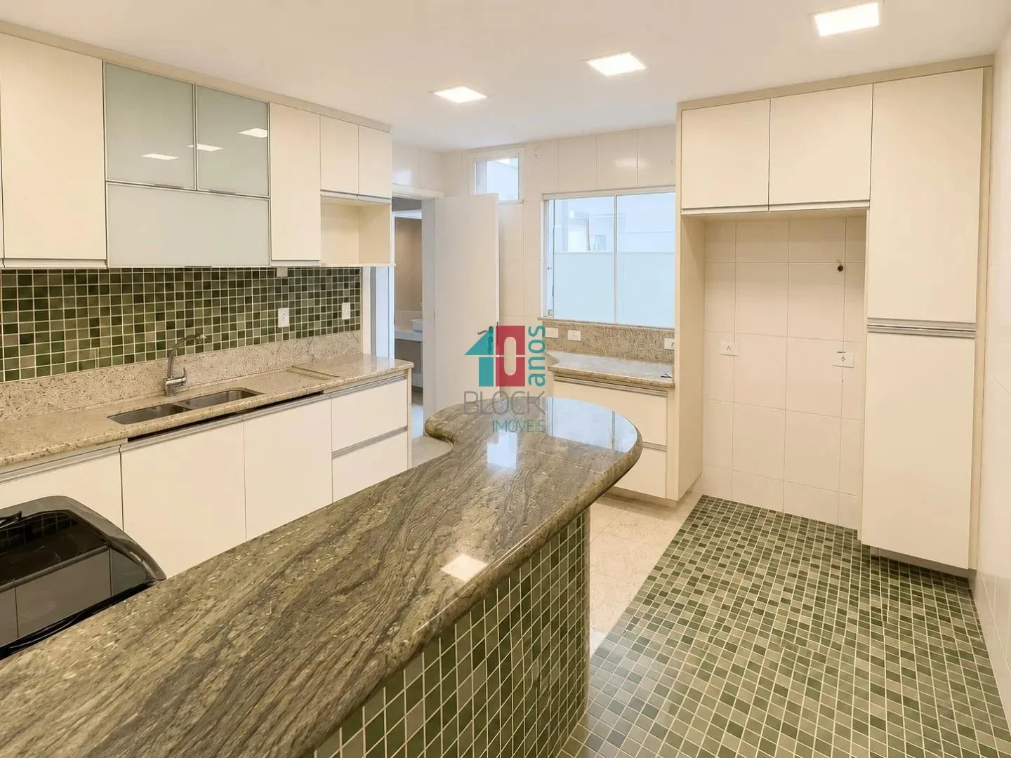 Casa triplex com 4 quartos e 3 suítes e cozinha fechada — photo 10