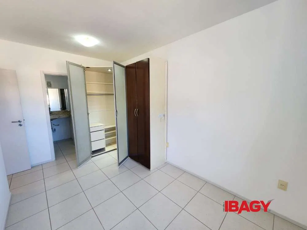 2-bedroom apartment in a building with a gym — photo 7