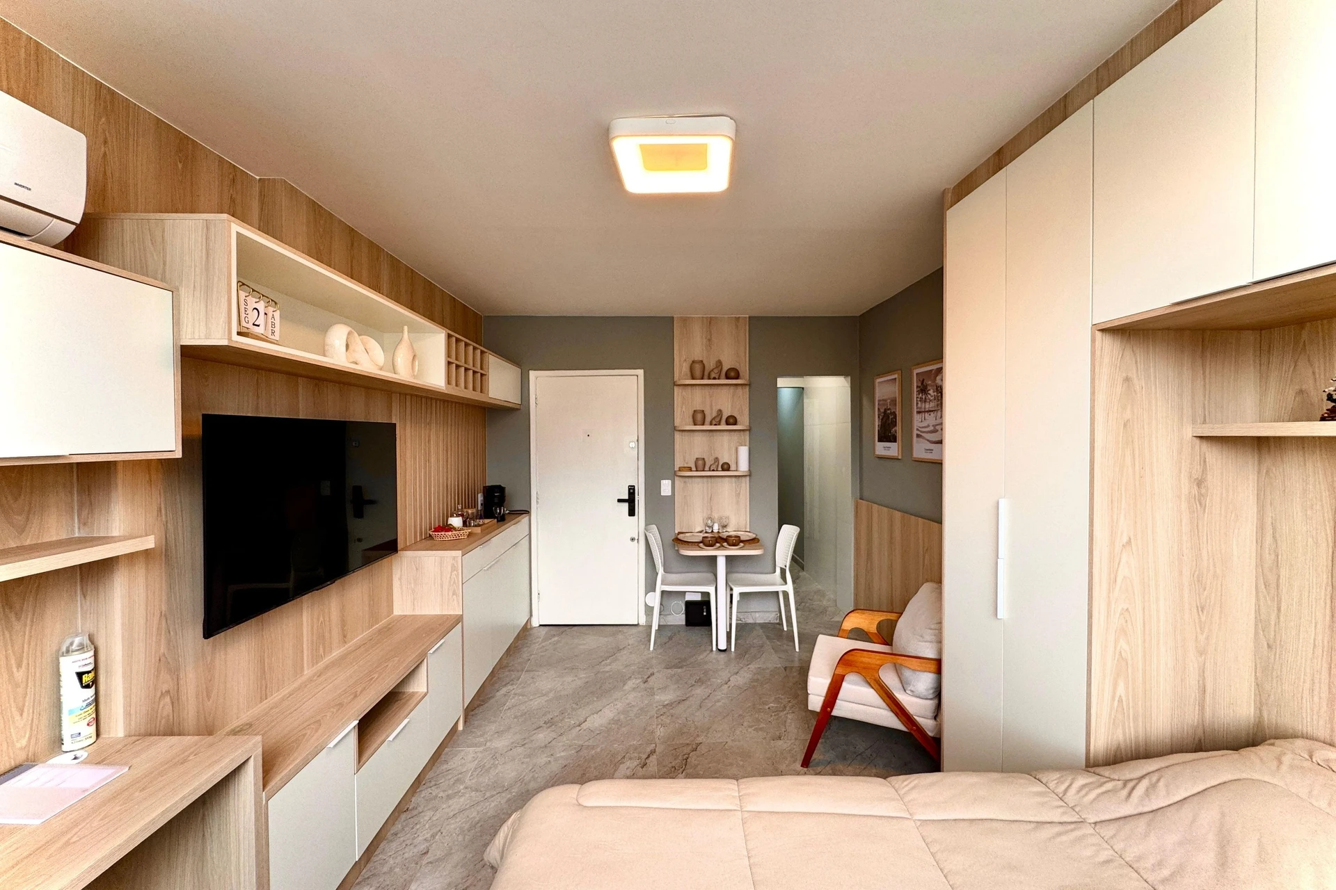 Furnished studio, 30 m², with floor-to-ceiling windows — photo 7