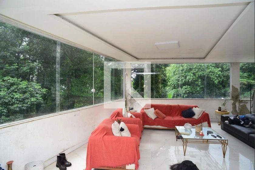 4-bedroom rental house with an open-plan kitchen