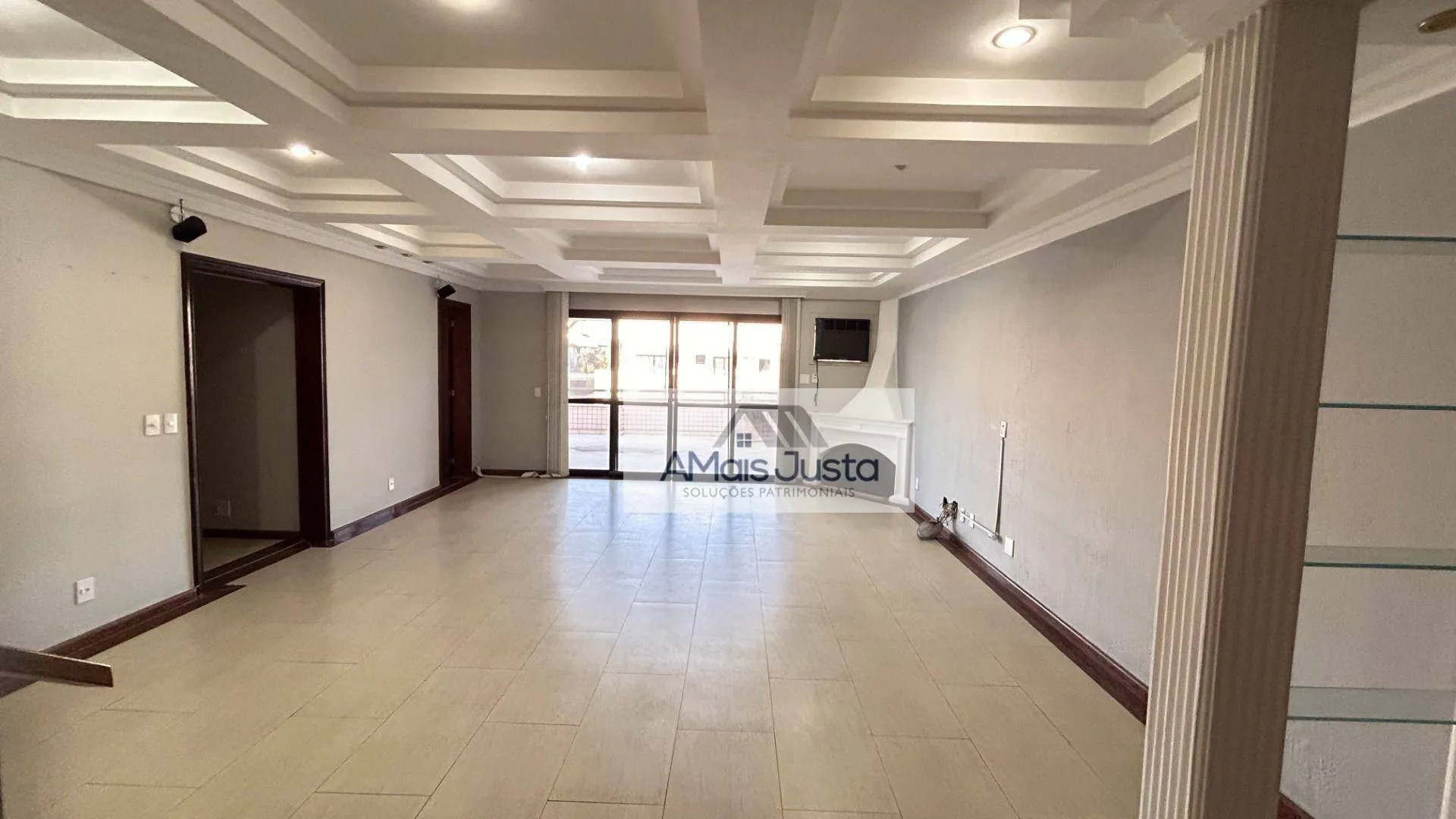 4-bedroom apartment in a building with a pool — photo 63
