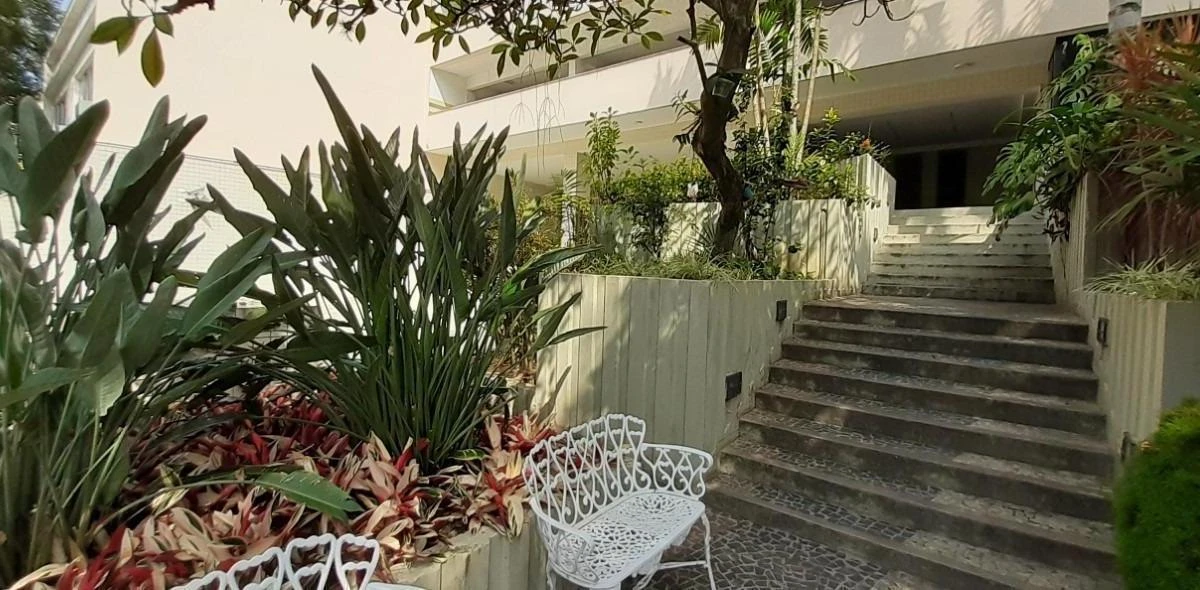 2-bedroom apartment with a mountain view — photo 3