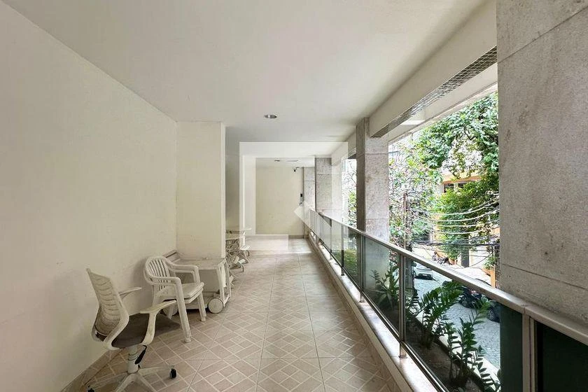 Glass-enclosed balcony in a 4-bedroom apartment, 113 m² — photo 48
