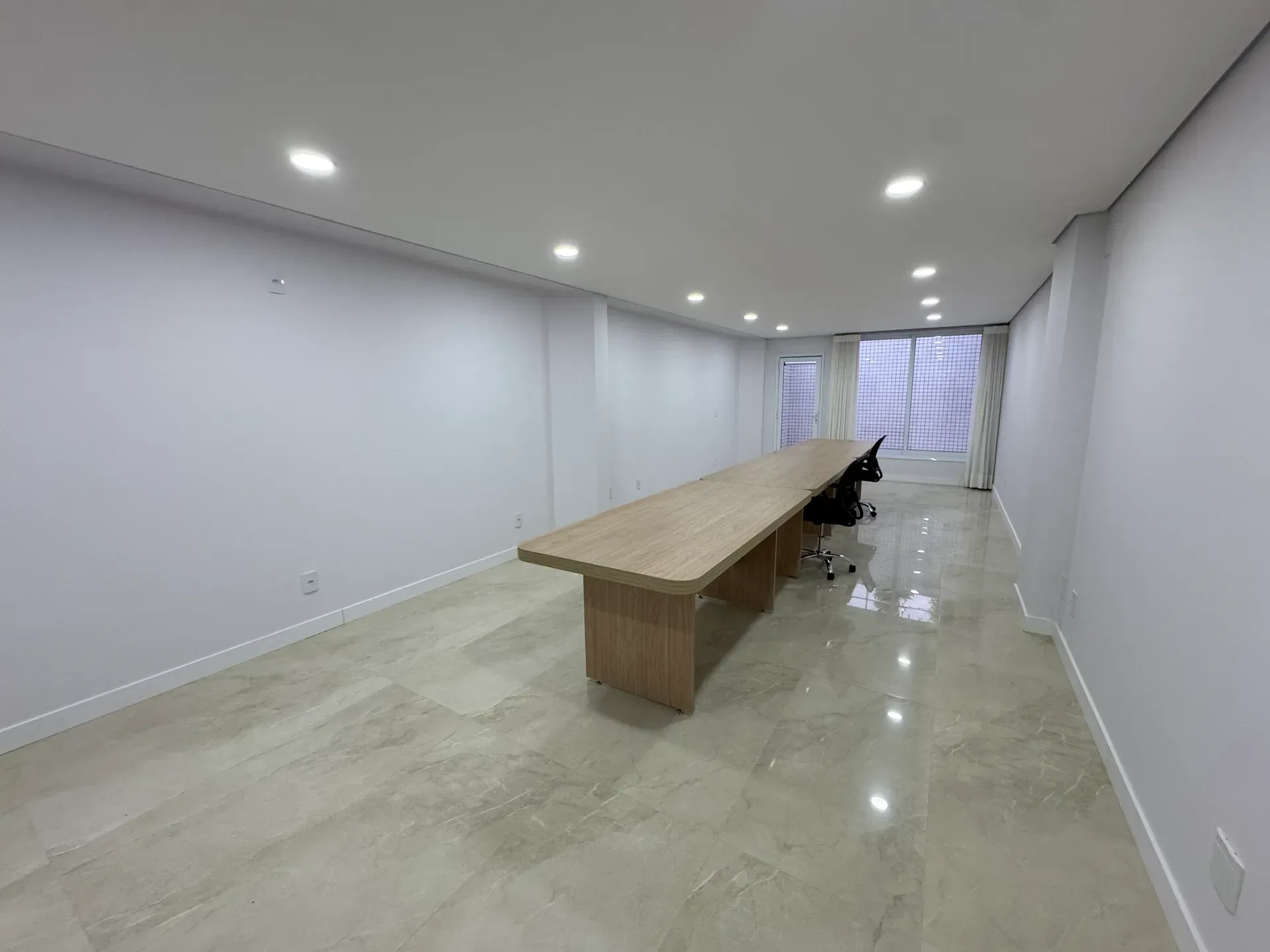 Furnished 2-bedroom apartment with open-plan kitchen — photo 25