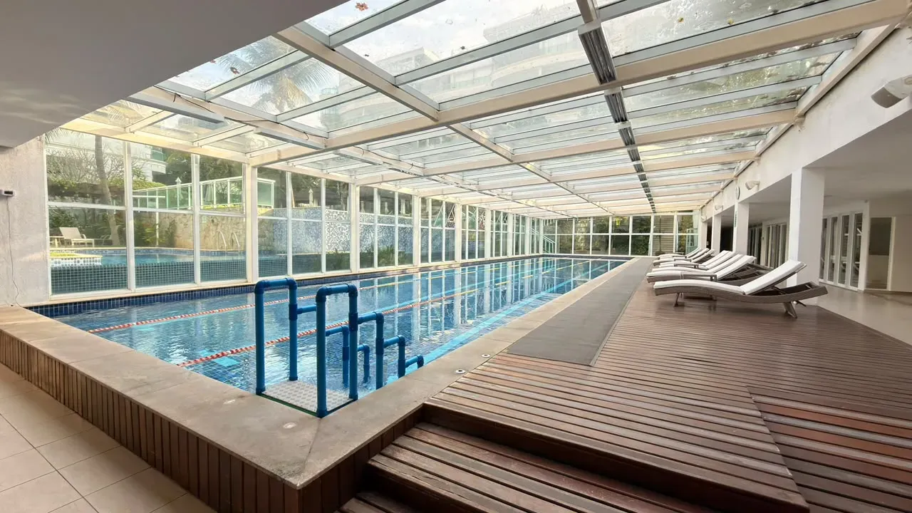 575 m² apartment with 5 en-suite bedrooms and glass balcony — photo 4