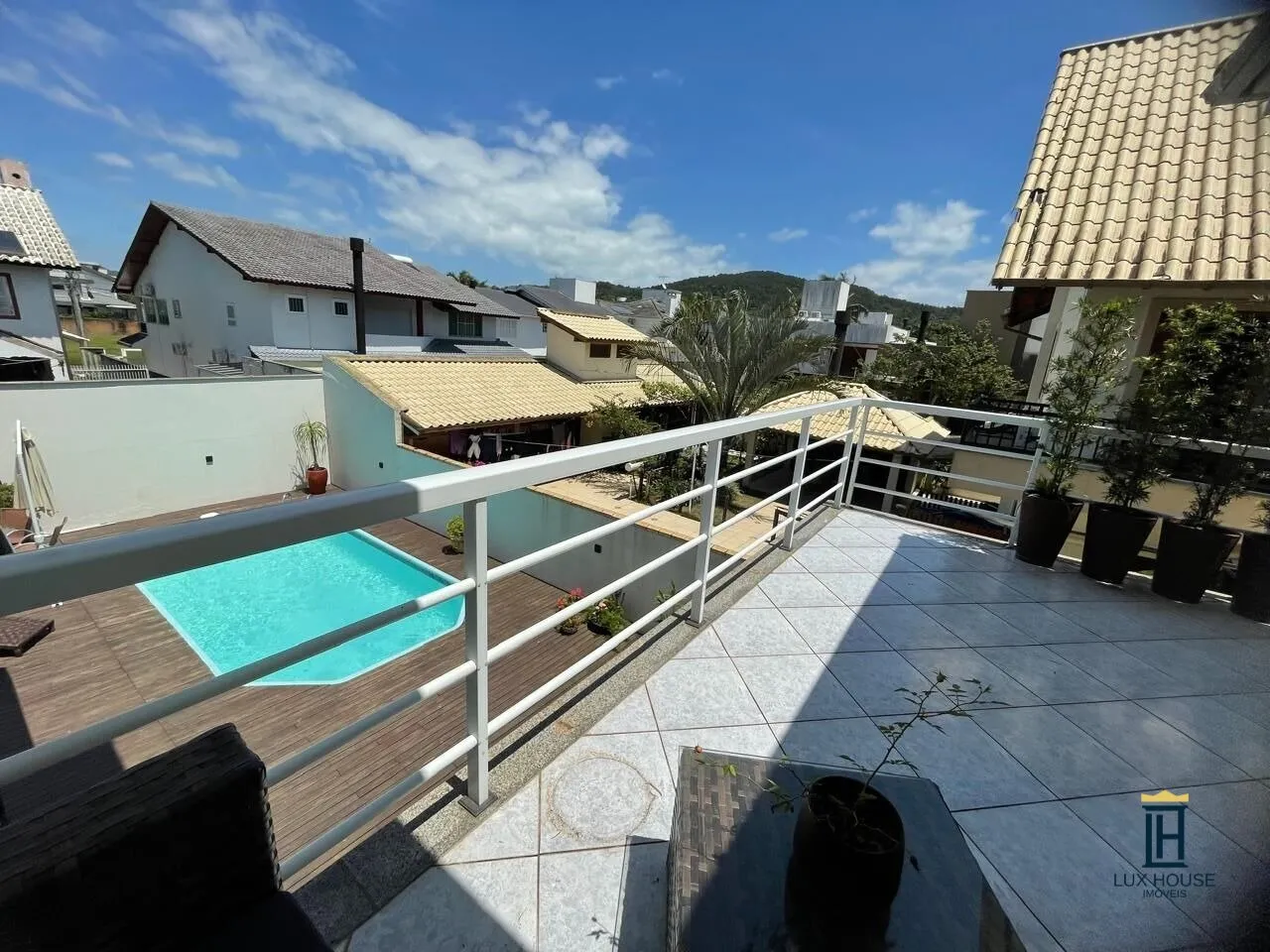 House with 5 bedrooms and a balcony grill