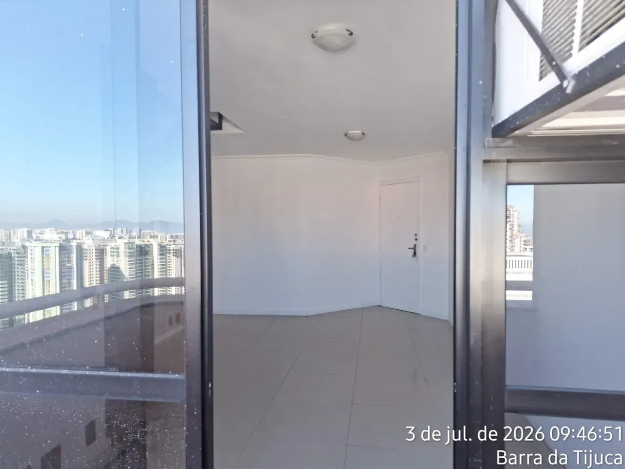 2-bedroom apartment in a building with a gym — photo 4