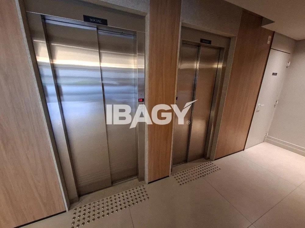 Studio with a glassed-in balcony and open-plan kitchen — photo 18