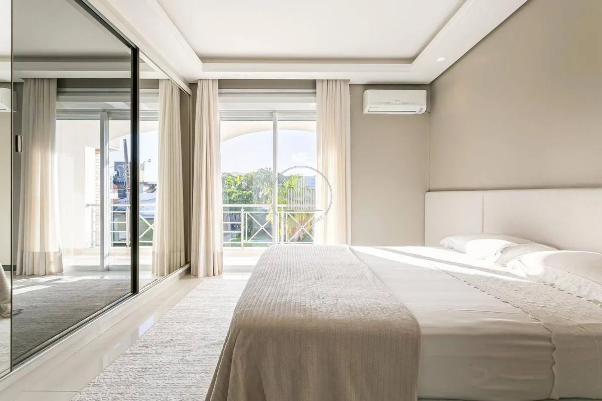 House with 6 en-suite bedrooms, 800 m² and 4 parking spots — photo 24