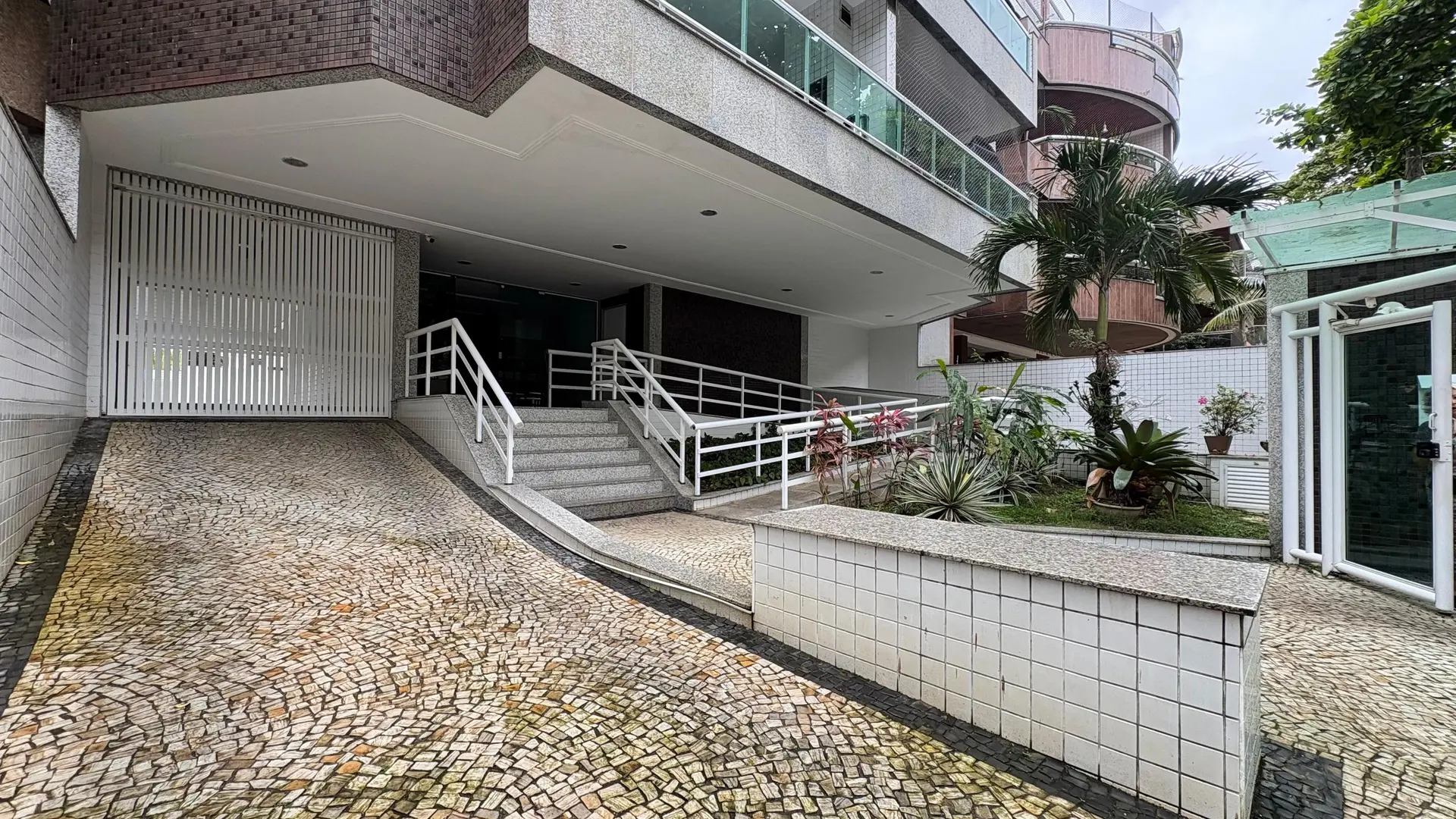 100 m² apartment with a grill on the balcony and a jacuzzi — photo 21