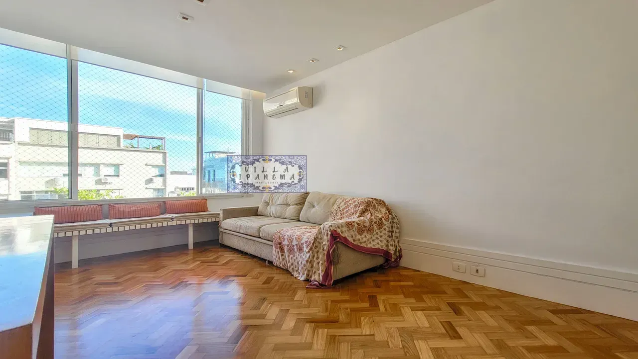 3-bedroom apartment with floor-to-ceiling windows