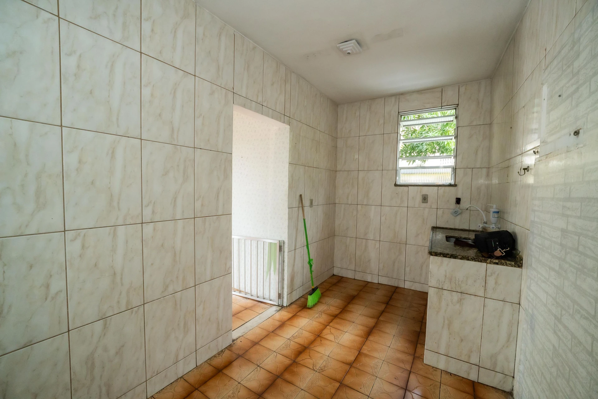 Unfurnished house with 2 bedrooms, yard and balcony — photo 20