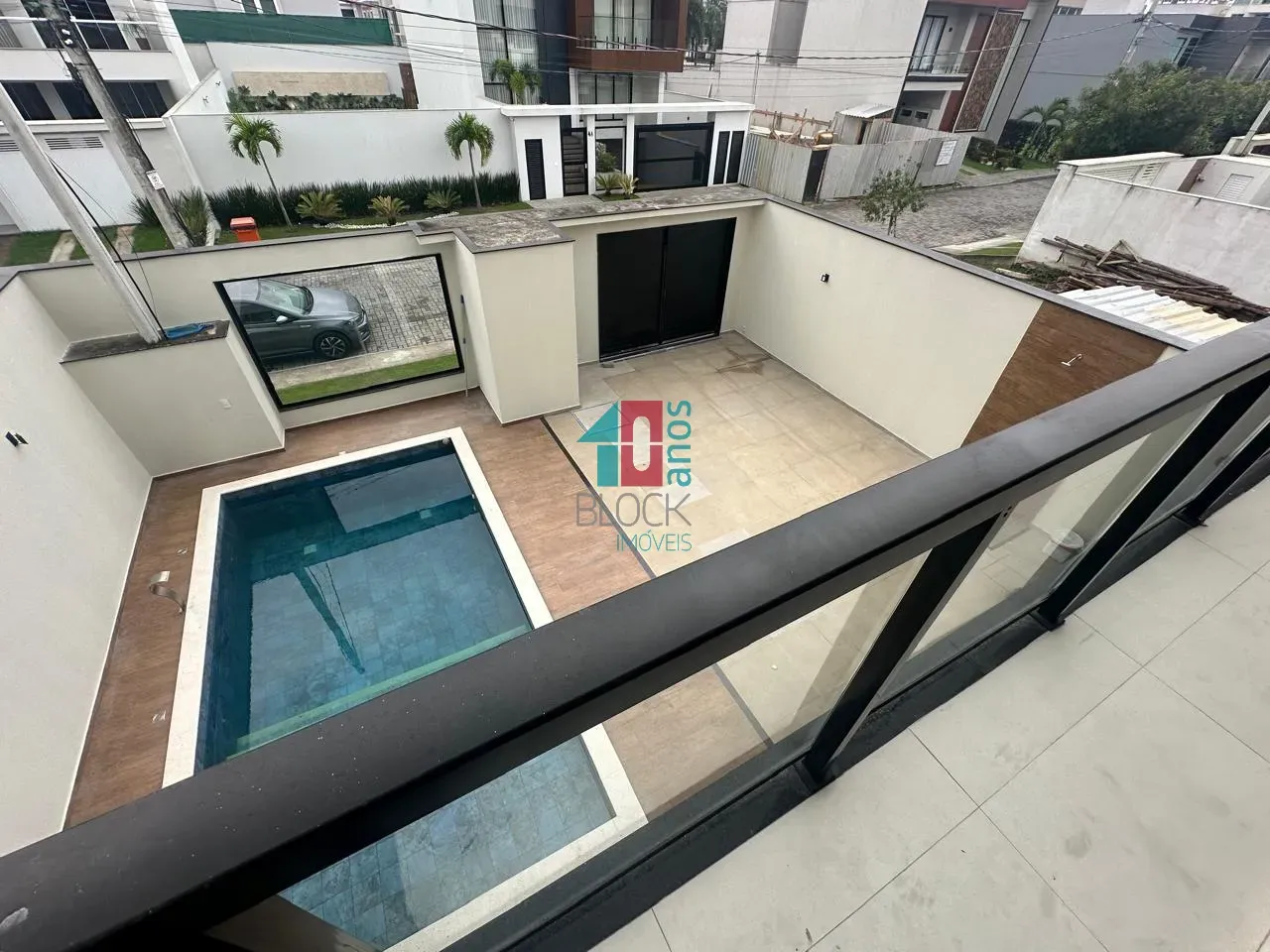 Condominium house with 5 en-suites and open-plan kitchen — photo 23