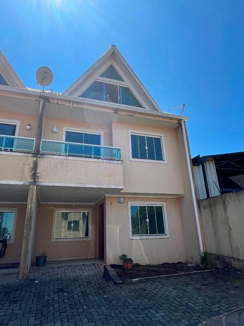 3-bedroom house with wood or laminate floors