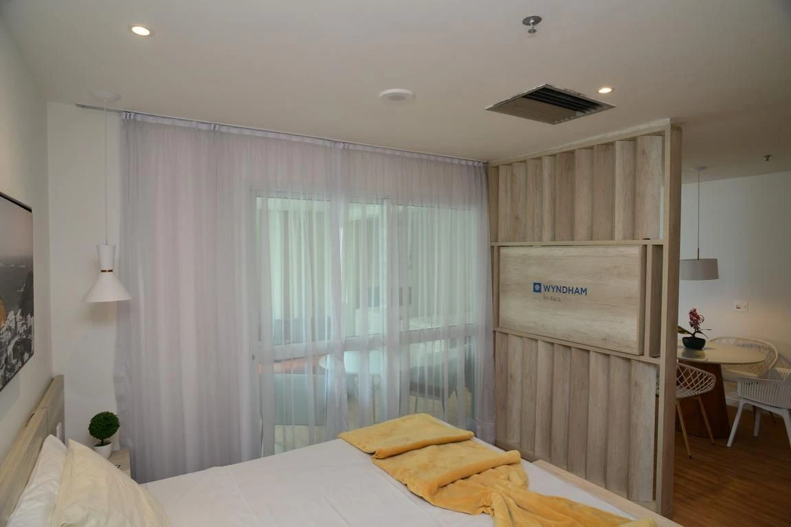Furnished 1-bedroom apartment with enclosed balcony — photo 2