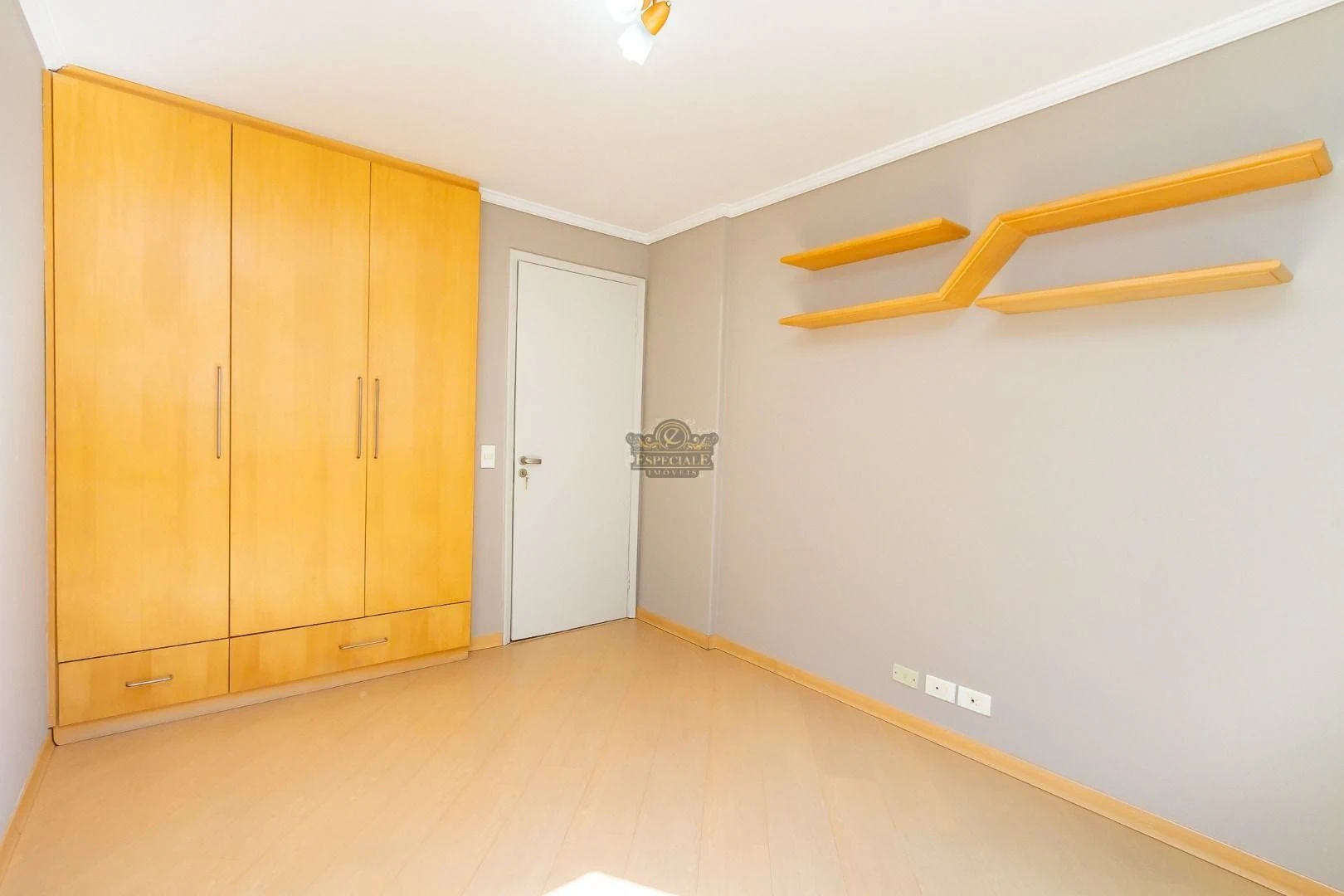 Wood or laminate floors in a 3-bedroom apartment, 86 m² — photo 22