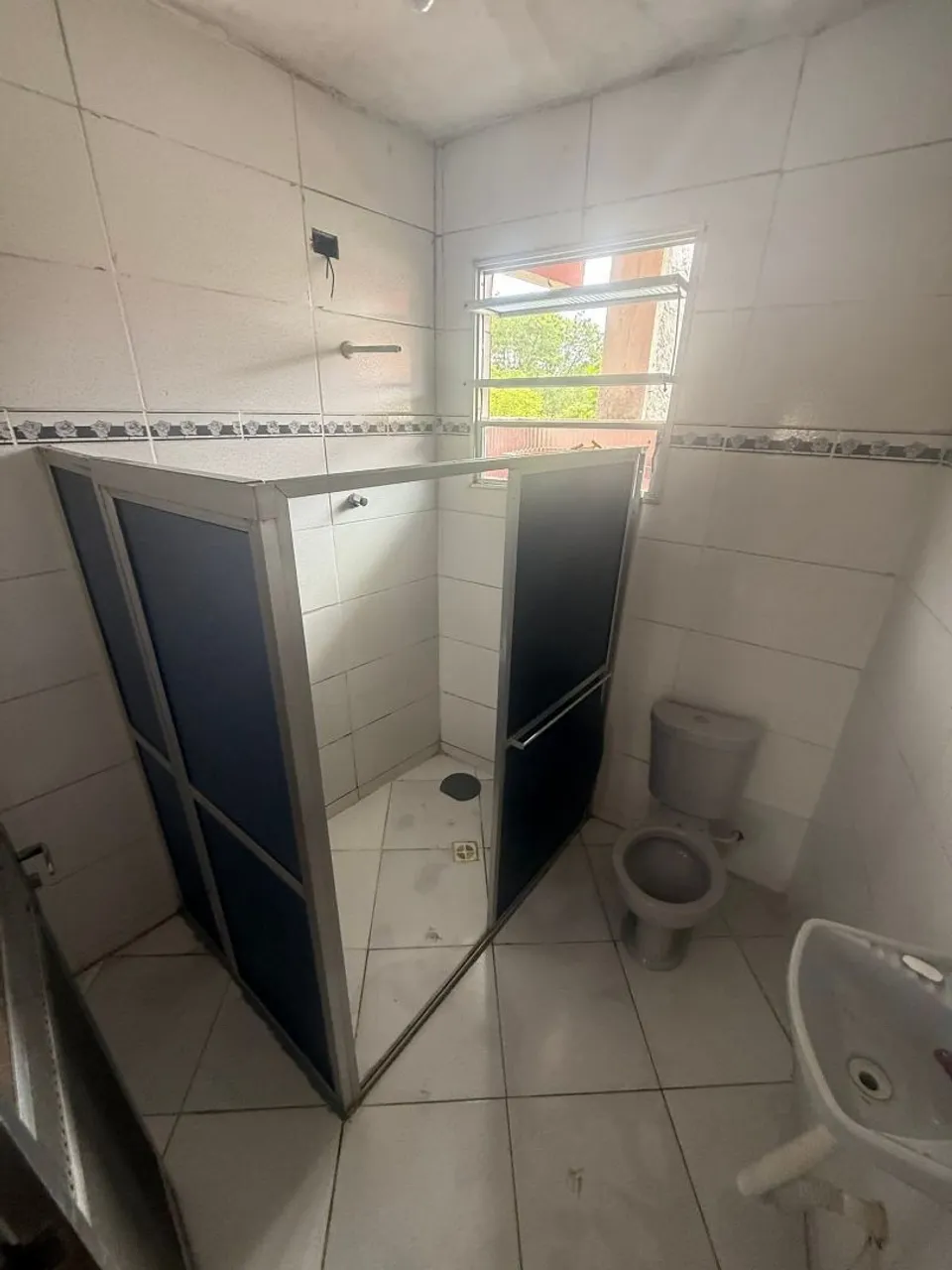 Independent kitchenette with electric shower and glass shower — photo 4