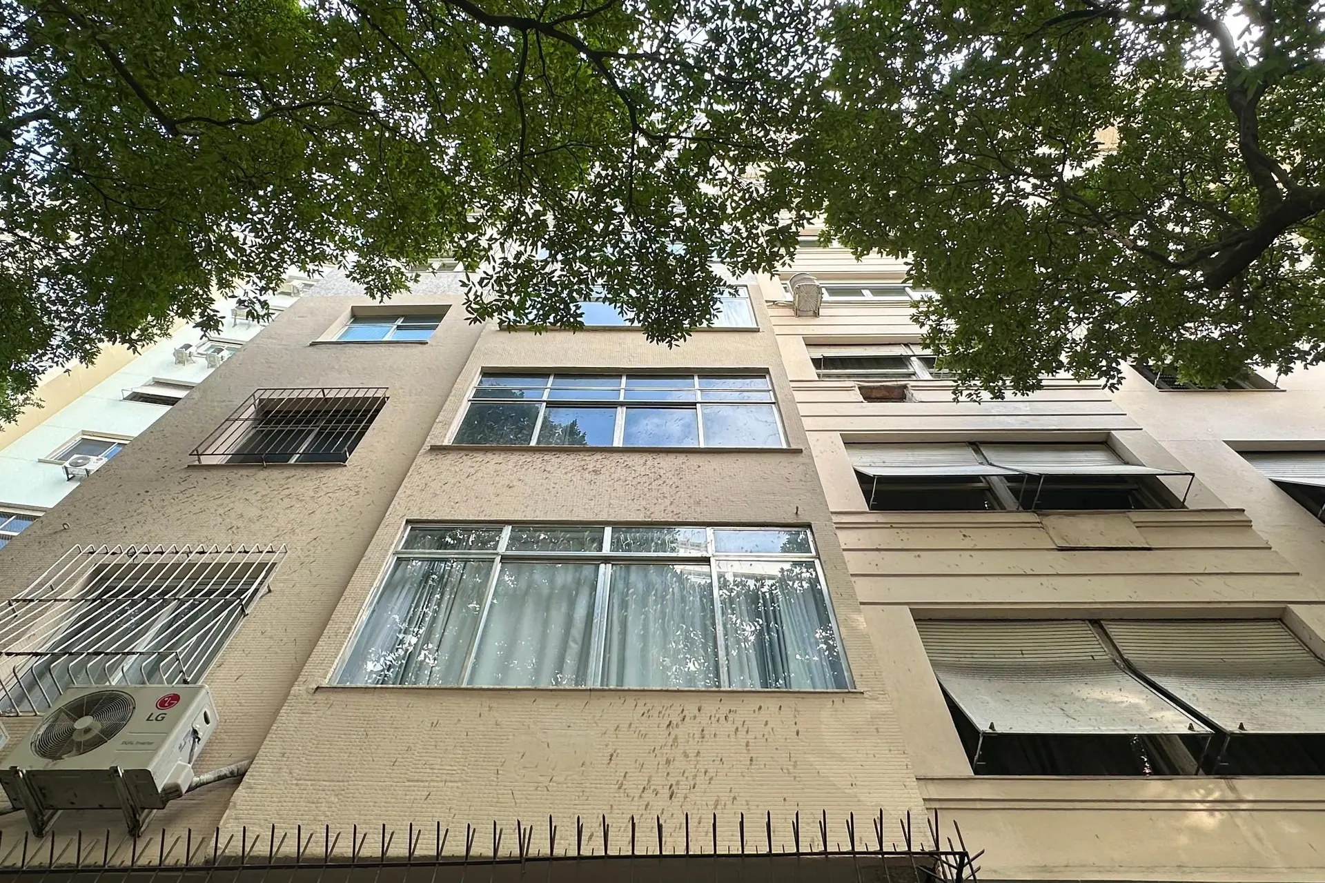 2-bedroom apartment with a grill on the balcony — photo 43