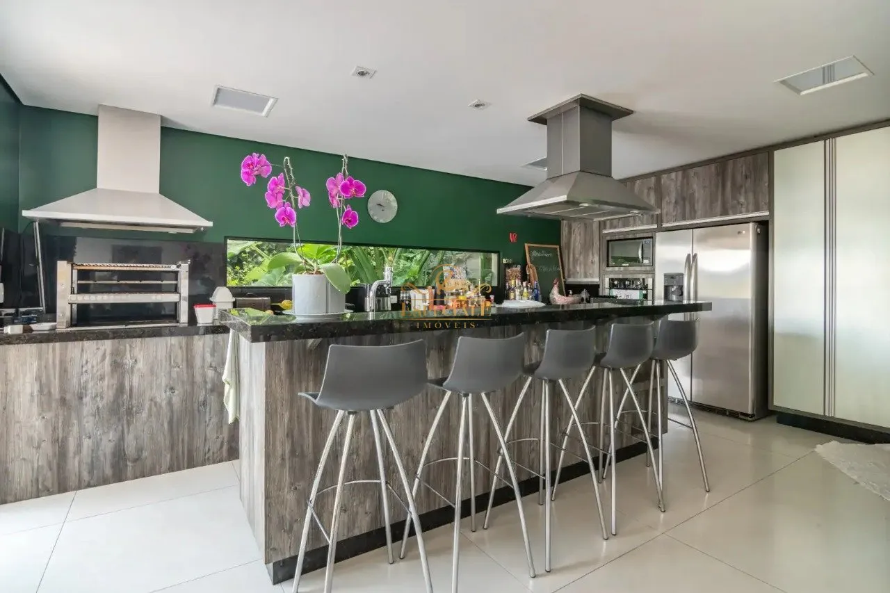 Furnished contemporary house with 3 bedrooms and 540 m² — photo 12
