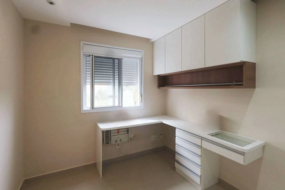 Furnished apartment, 79 m², with floor-to-ceiling windows — photo 9