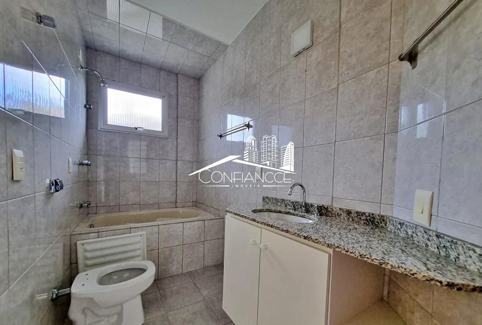 Bathtub in a 3-bedroom house, 350 m² — photo 19
