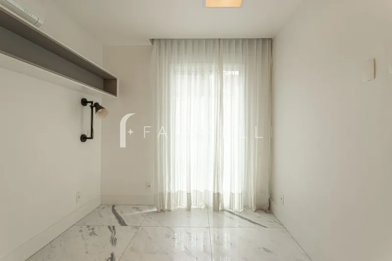 Glass-enclosed balcony in a 3-bedroom apartment, 136 m² — photo 15