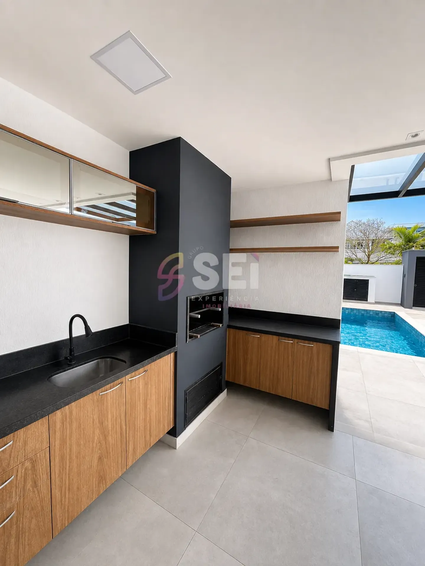 512 m² house with 5 bedrooms and open-plan kitchen — photo 4