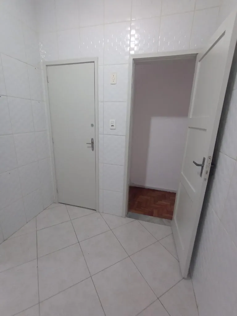 Wood or laminate floors in a one-bedroom apartment, 62 m² — photo 2