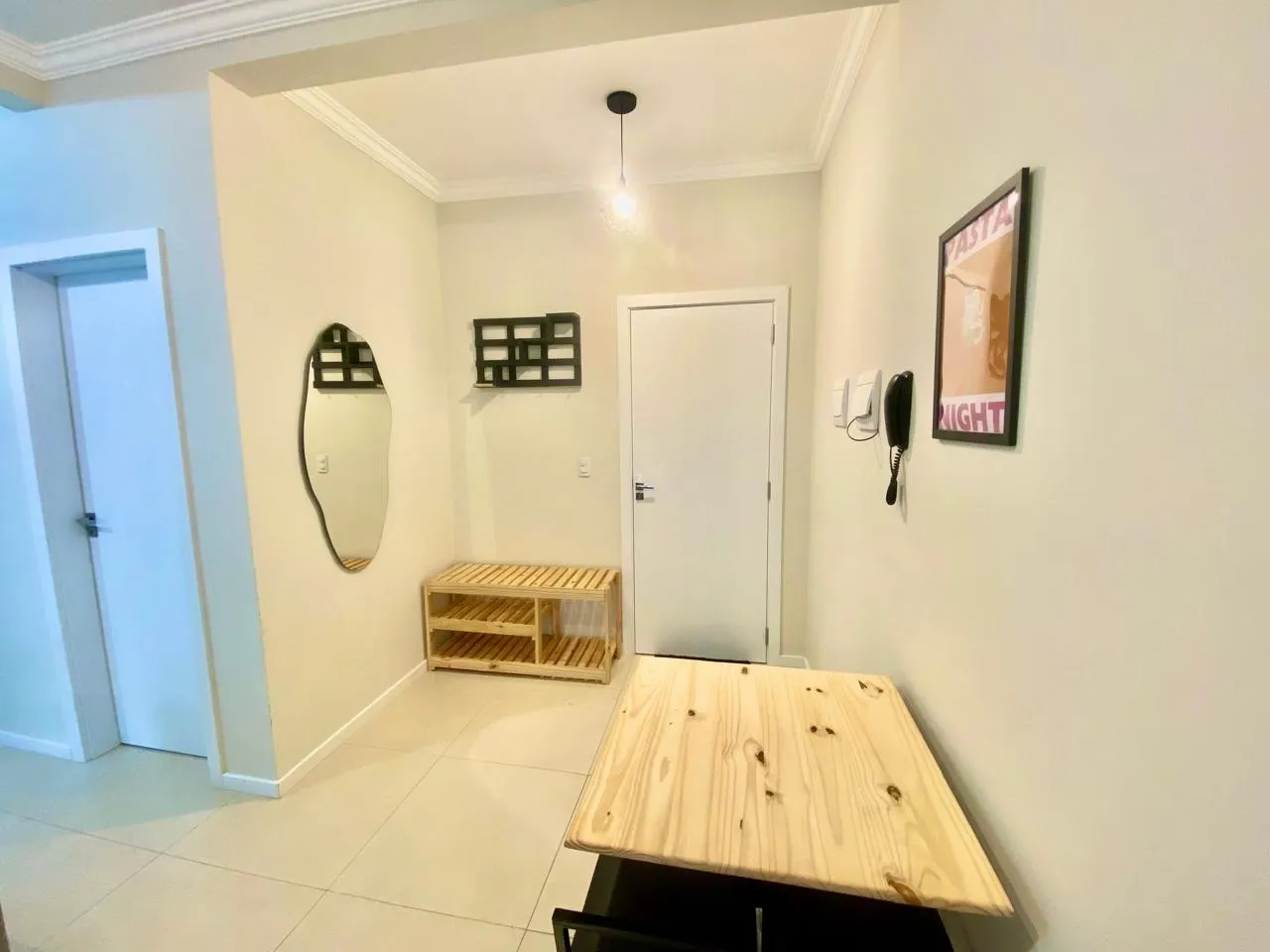 Furnished 1-bedroom apartment with open-plan kitchen — photo 17