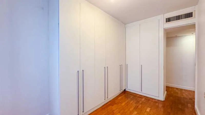 Floor-to-ceiling windows in a 4-bedroom apartment, 266 m² — photo 9