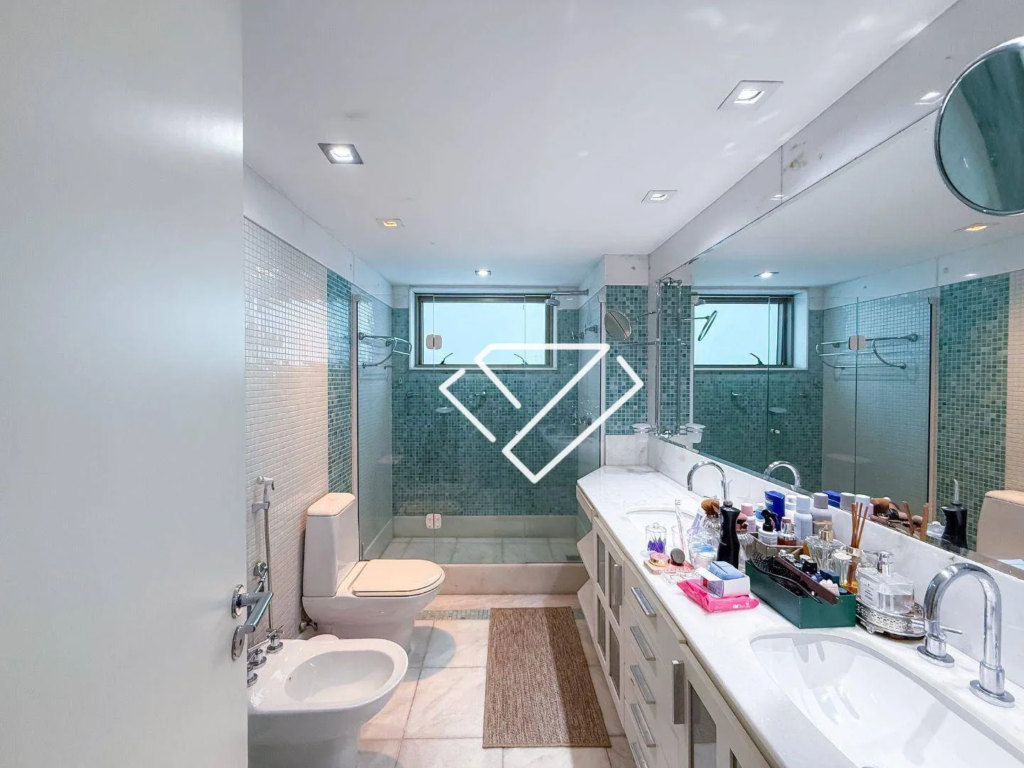 Furnished apartment with 4 en-suites and 258 m² — photo 45