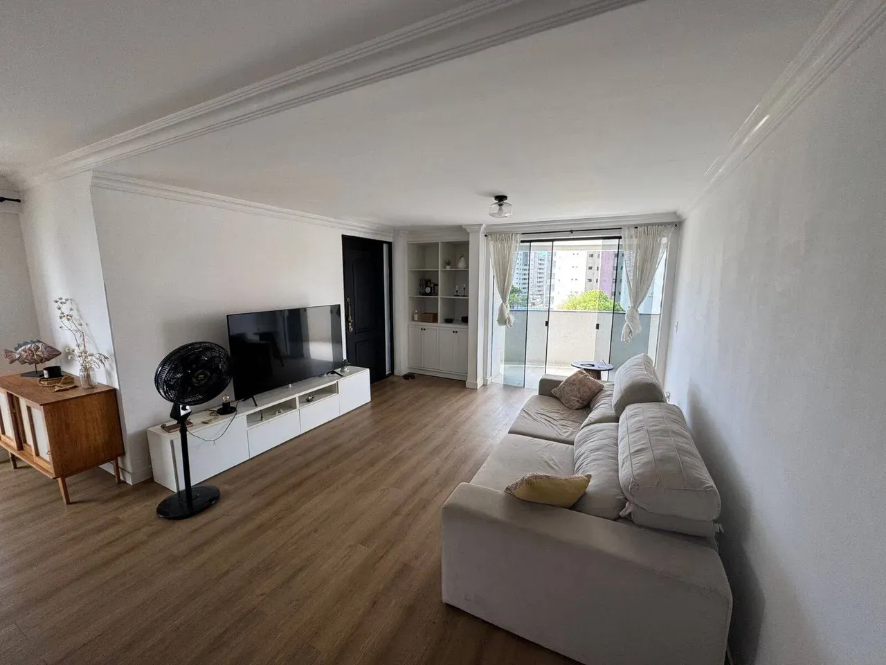 4-bedroom apartment in a building with a pool — photo 6