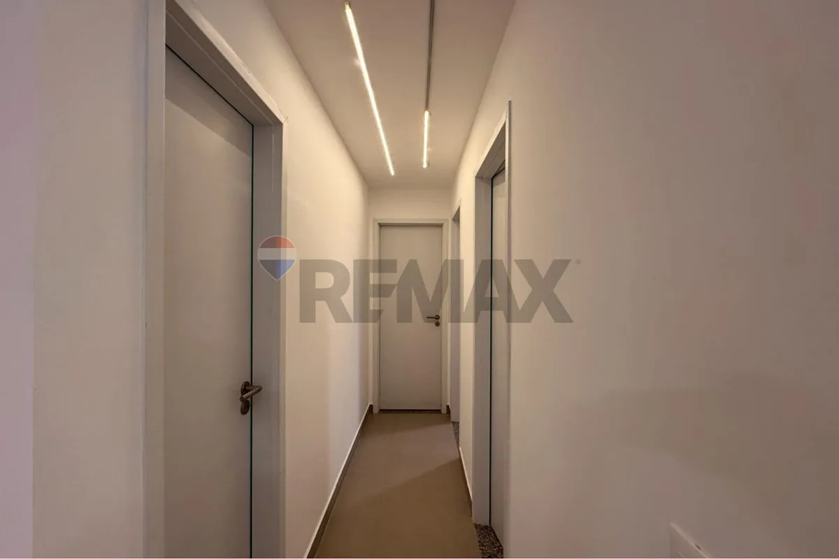 Glass-enclosed balcony in a 3-bedroom apartment, 119 m² — photo 23
