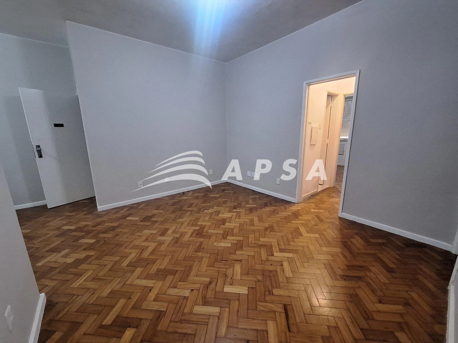 Wood or laminate floors in a 4-bedroom apartment, 120 m² — photo 17