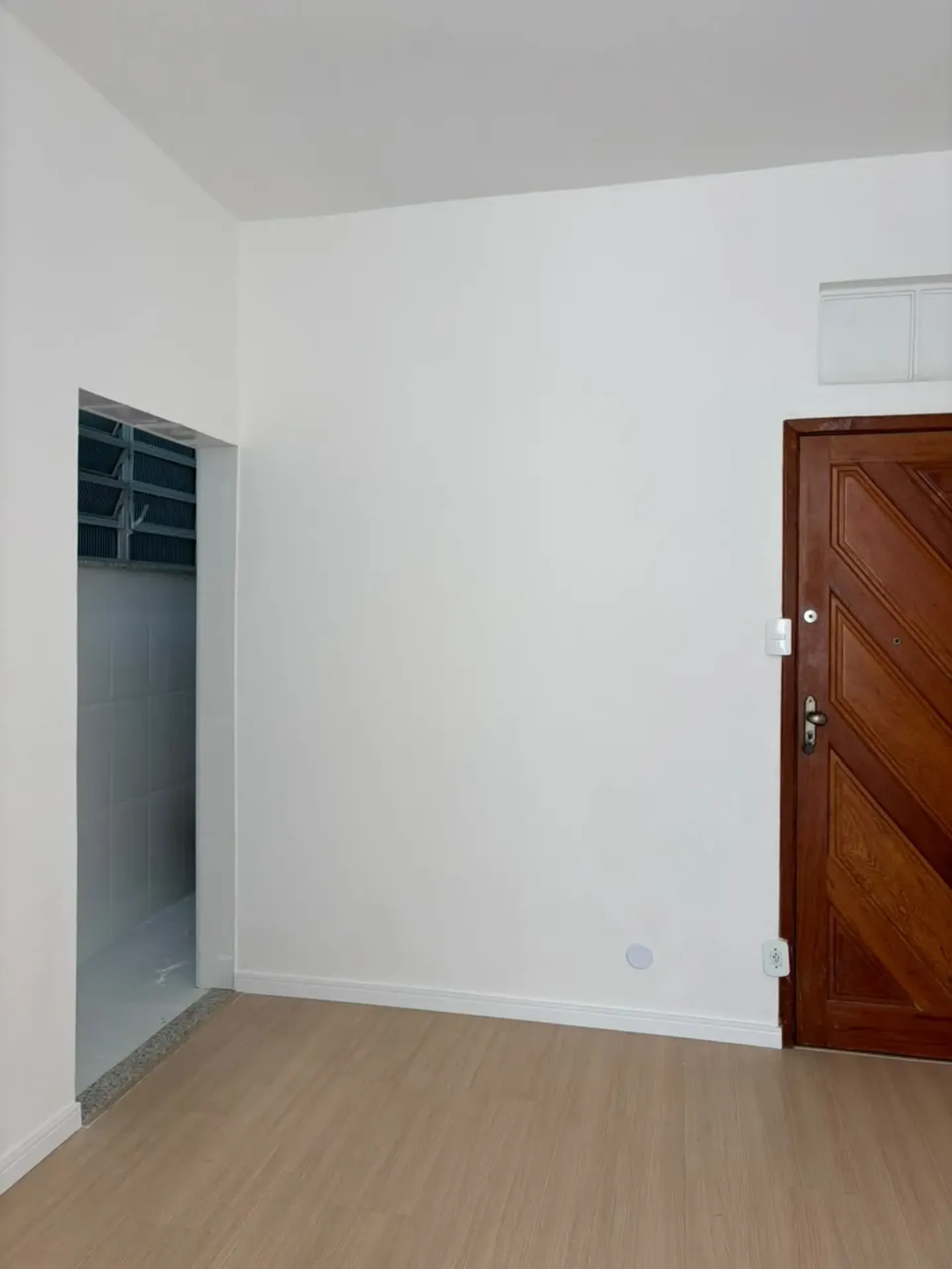 Wood or laminate floors in a one-bedroom apartment, 37 m² — photo 26