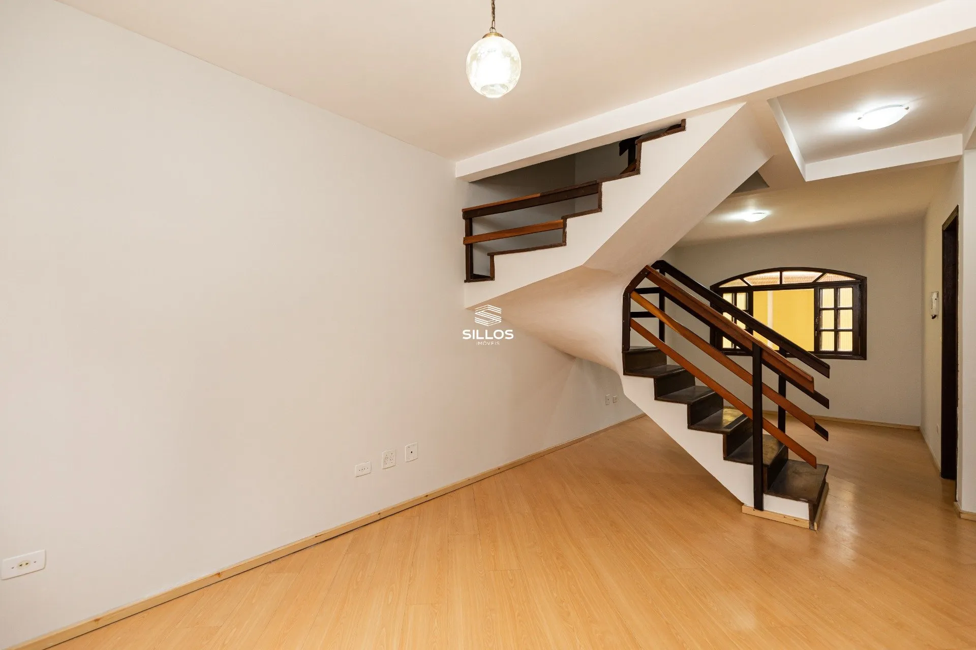 Casa de 3 quartos com piso de madeira ou laminado — photo 16