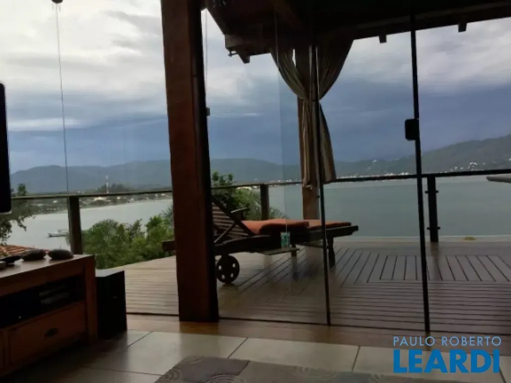 Single-story house with 5 bedrooms and floor-to-ceiling windows — photo 15