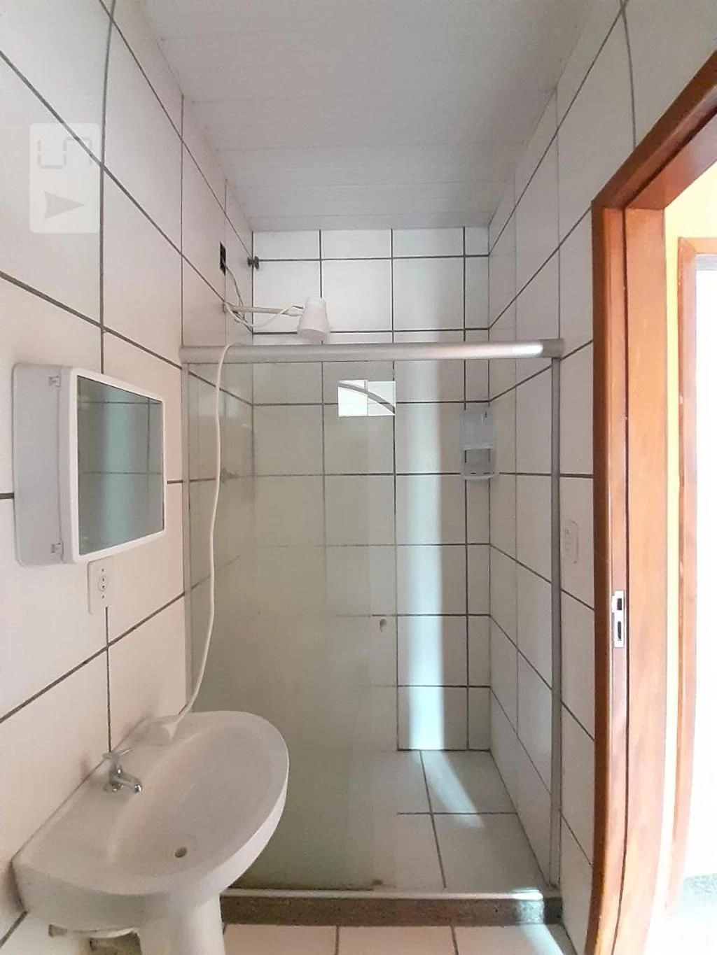 Apartamento sem mobília com cozinha fechada e armários — photo 12