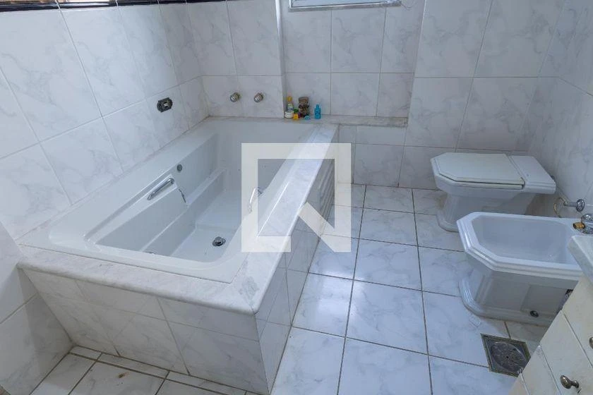 2-bedroom apartment with a bathtub in Curitiba — photo 38