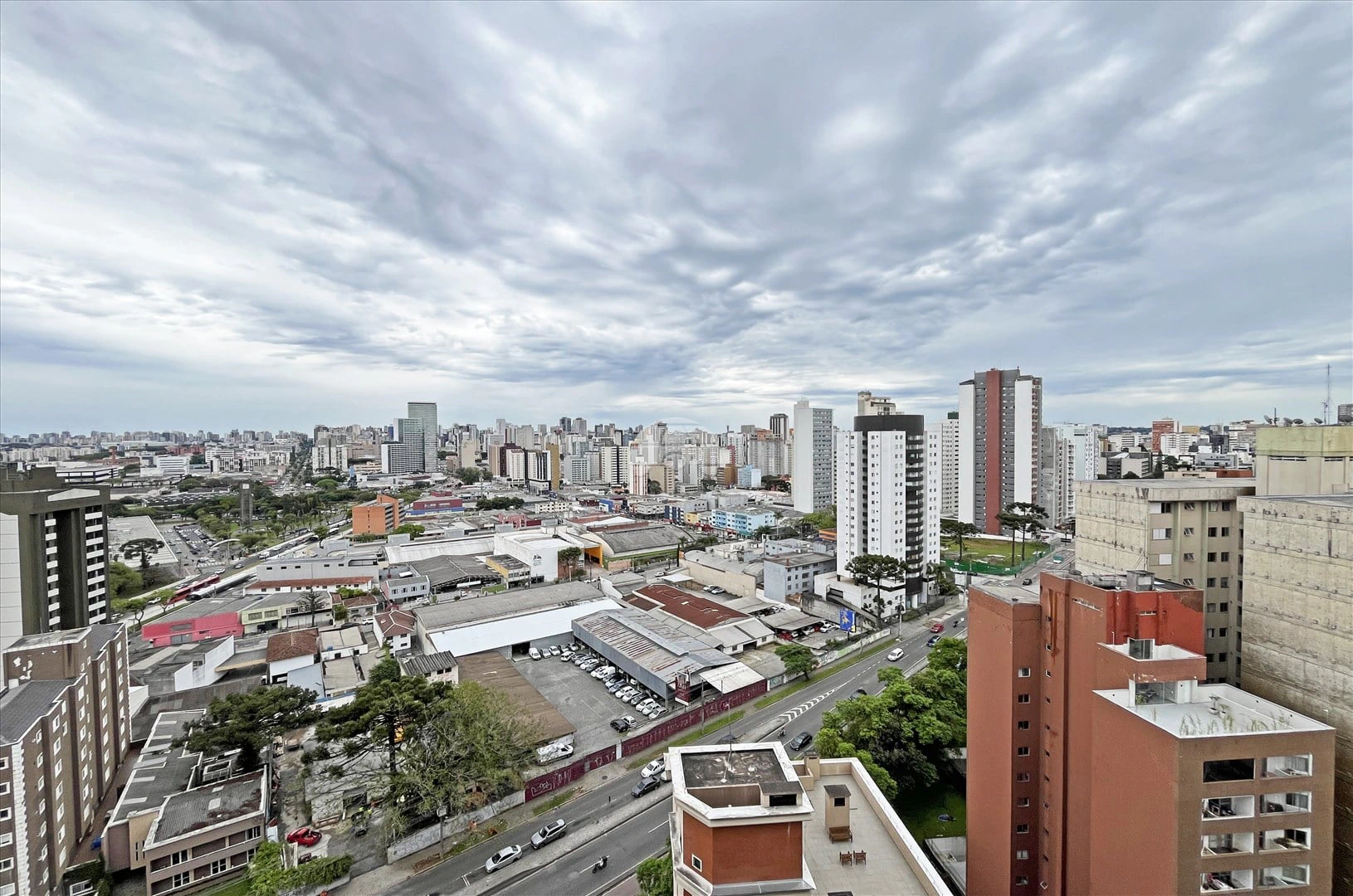 3-bedroom apartment with wood or laminate floors in Curitiba — photo 22