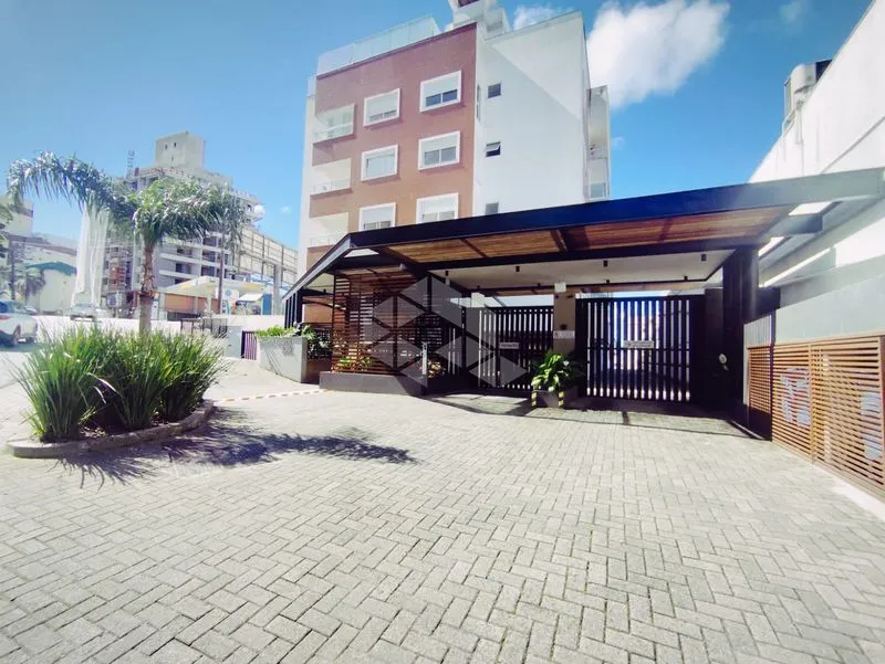3-bedroom apartment in a building with a pool — photo 28