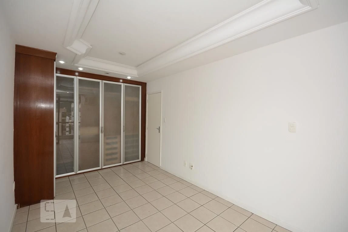4-bedroom apartment in a building with a pool — photo 23