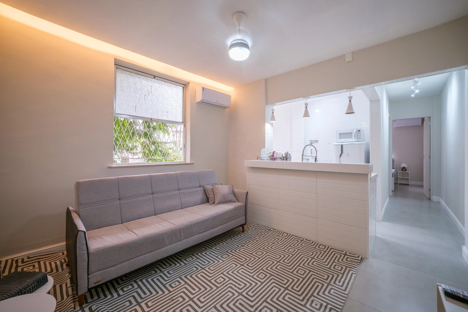 Furnished 1-bedroom apartment with open-plan kitchen