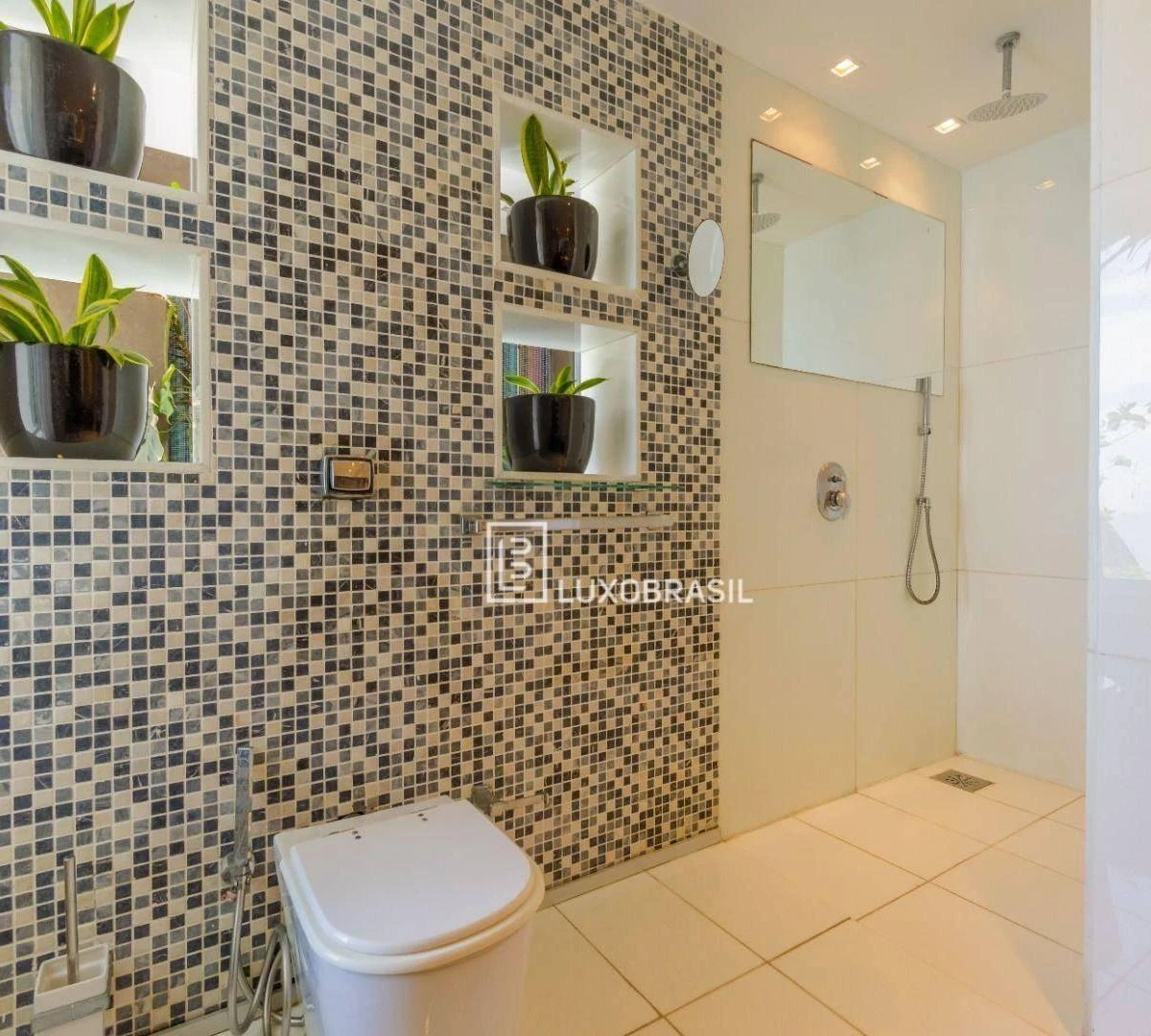 Furnished 800 m² house with 5 en-suite bedrooms — photo 38
