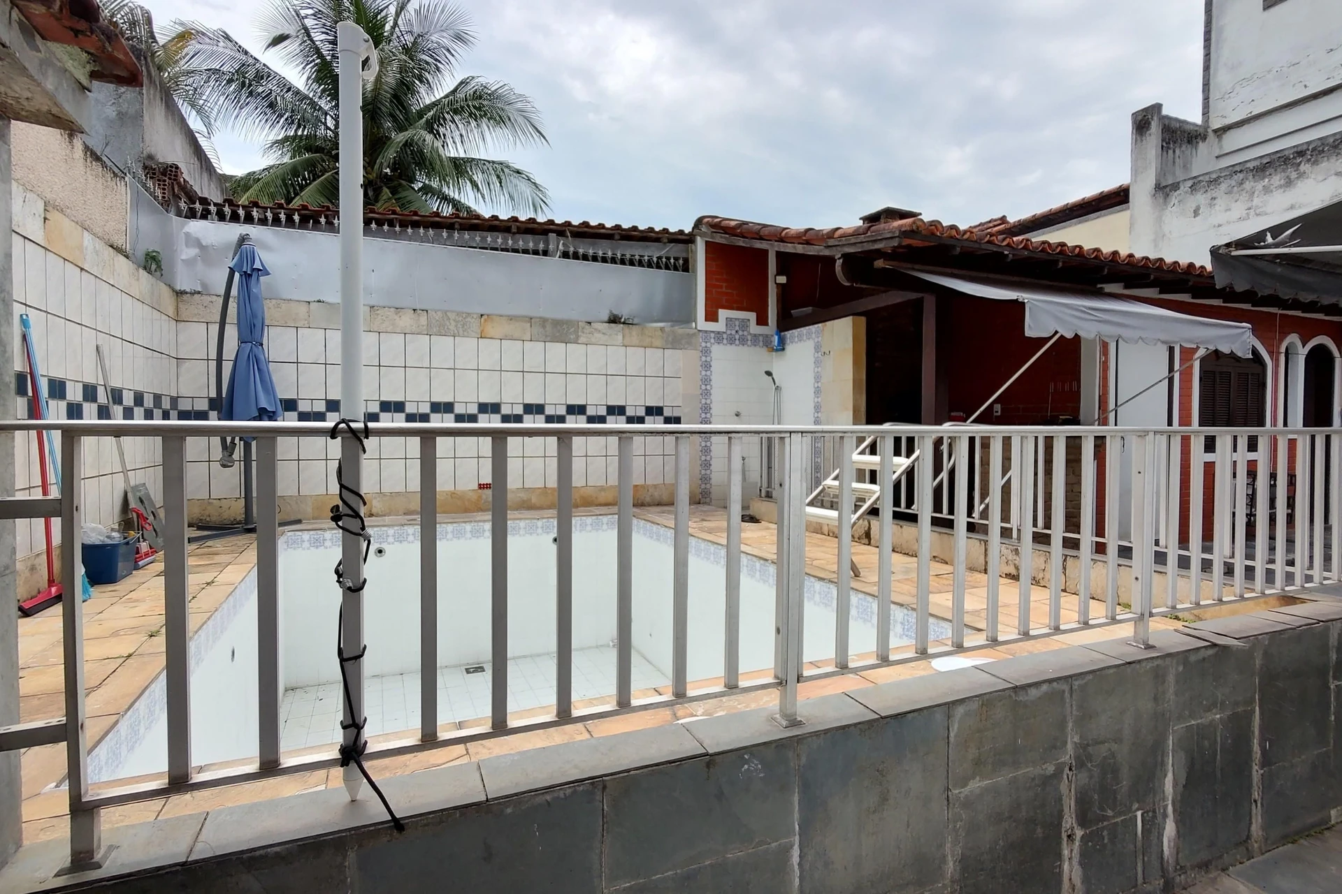 House with 3 bedrooms and a private backyard — photo 55