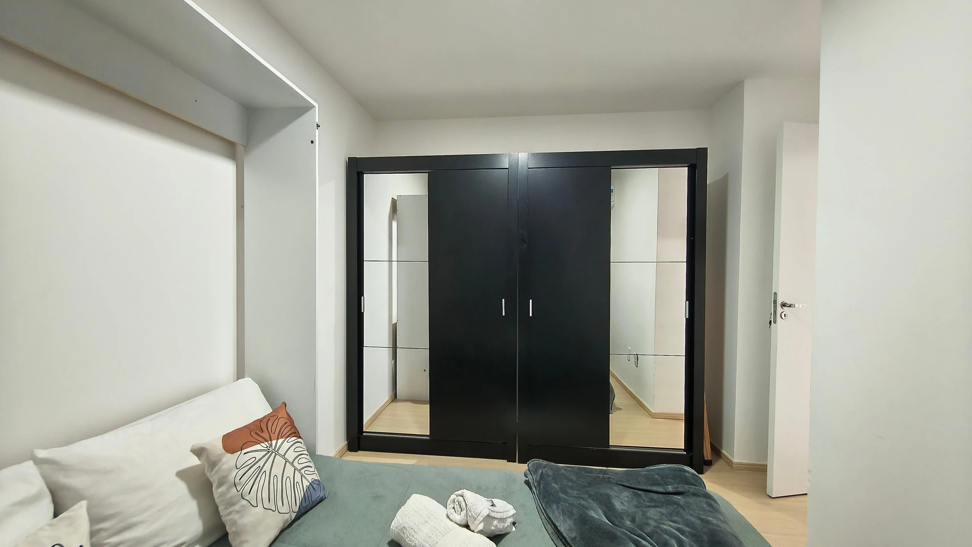 2-bedroom apartment with a mountain view — photo 18