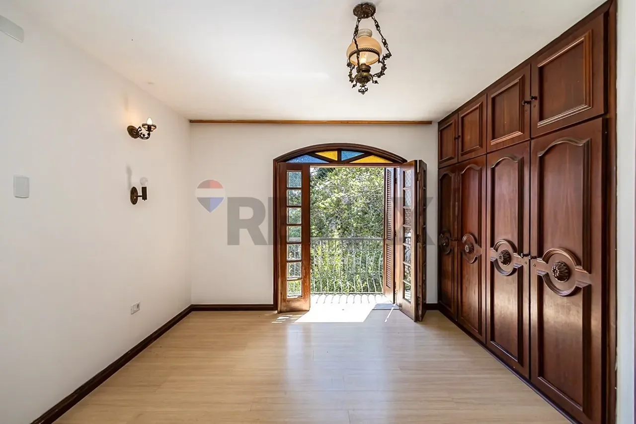 House with 3 bedrooms, 1 en-suite and private garden 309 m² — photo 24