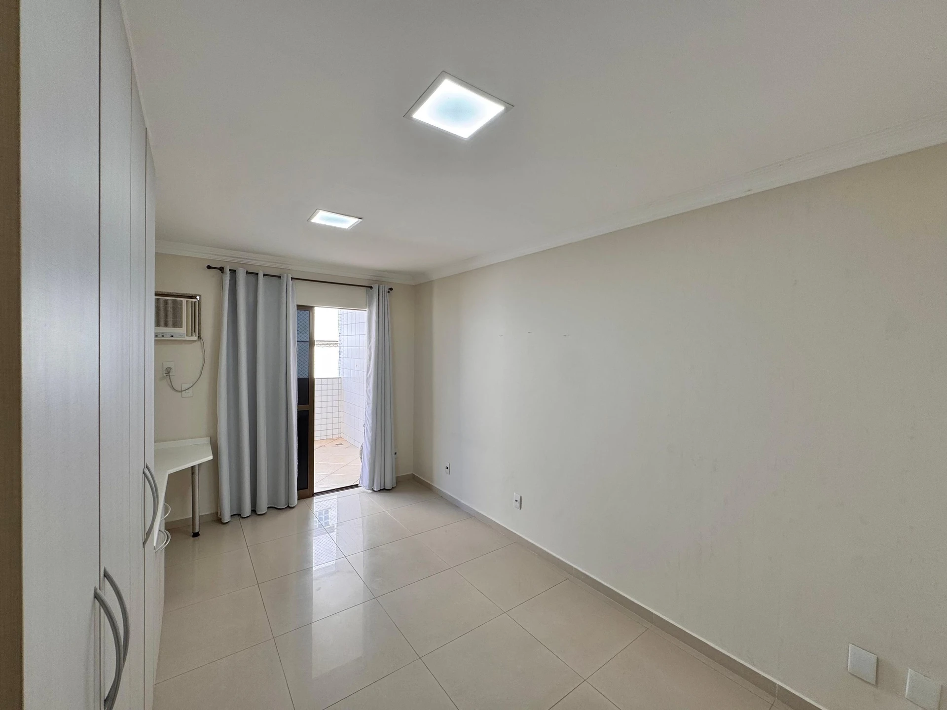 Unfurnished 3-bedroom apartment with a glassed balcony — photo 29