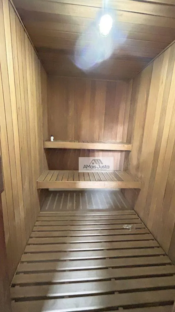 4-bedroom apartment in a building with a pool — photo 28