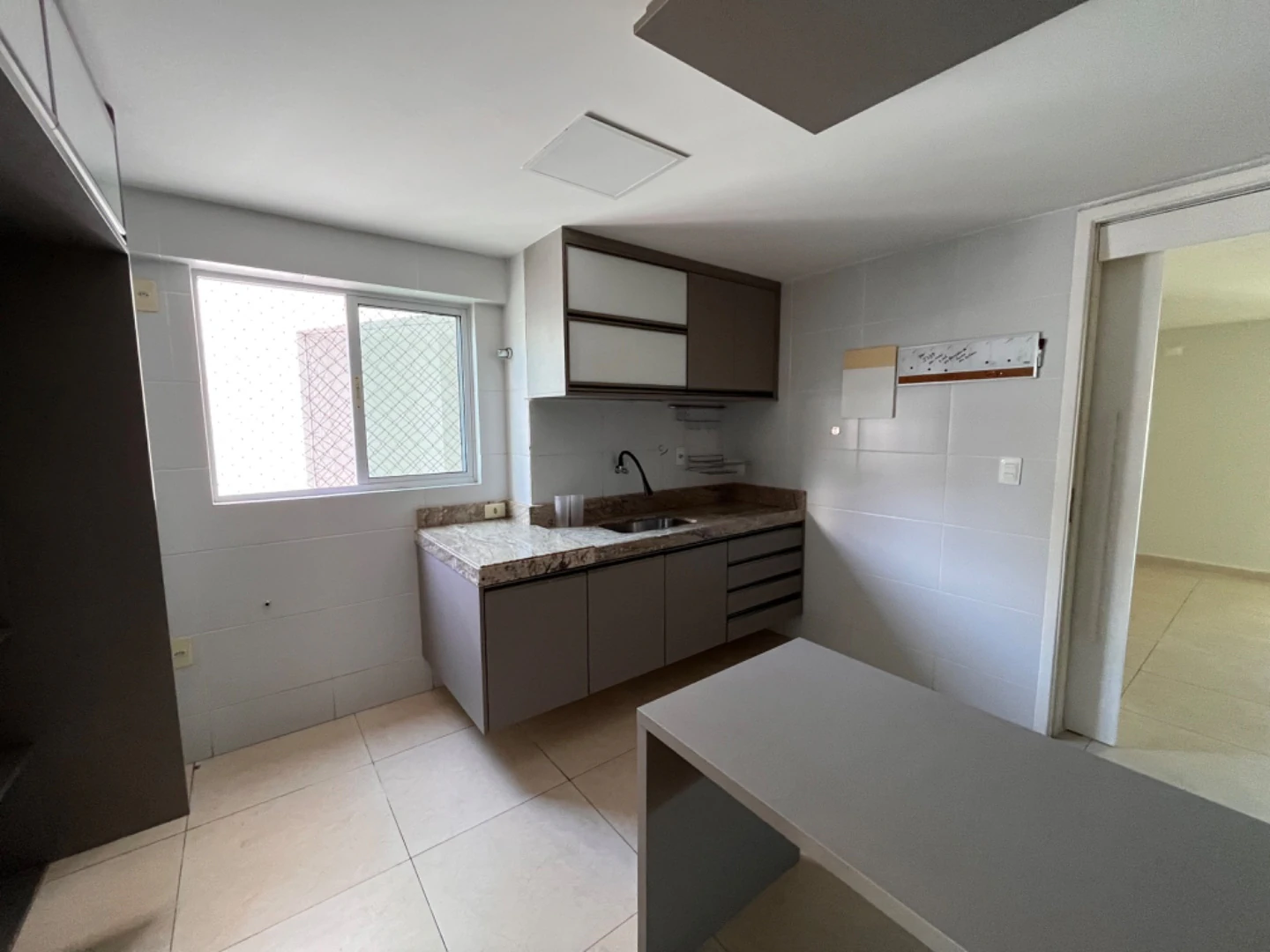 4-bedroom apartment in a building with a gym — photo 10